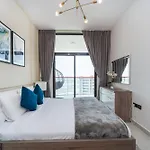 Luxury Stay In Central Dubai With Pool, Gym & Views