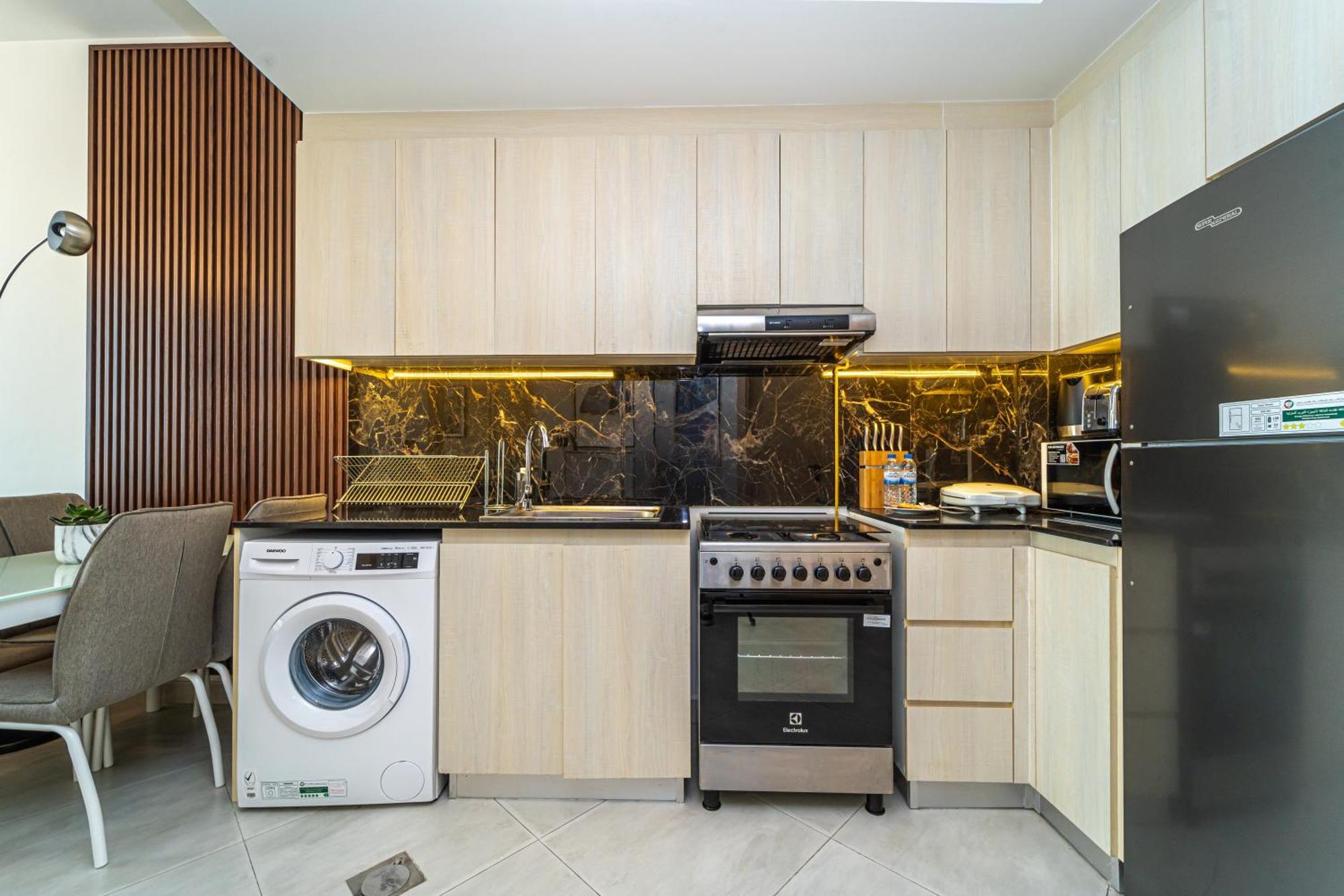 Luxury In With Pool, Gym & Views Apartment